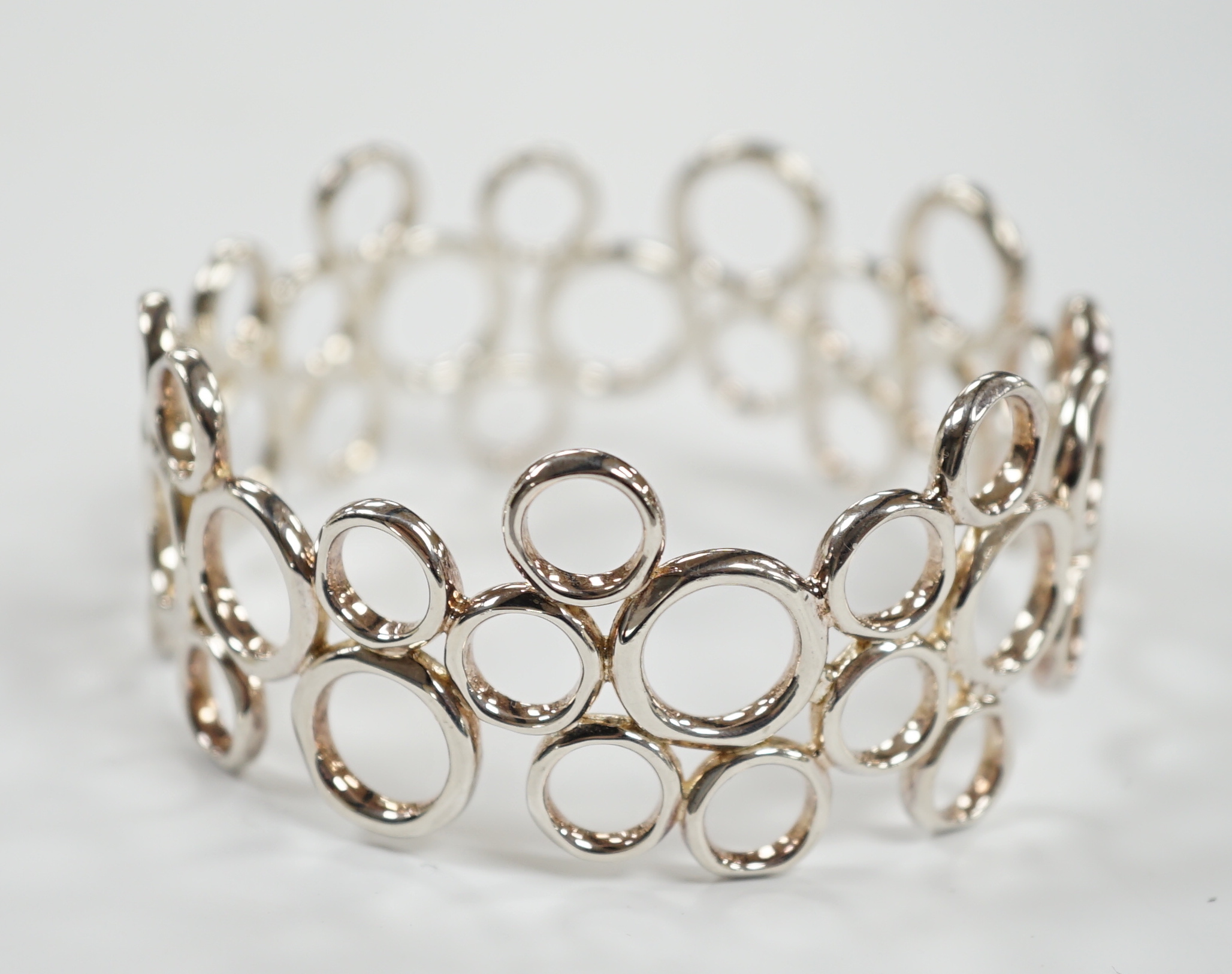 A modern Links of London silver circles bangle, interior diameter 61mm, in Links of London box.